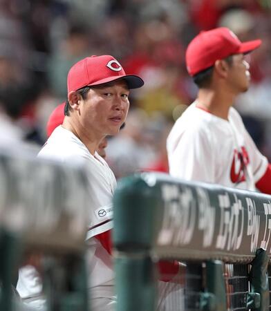 ８回、戦況を見守る新井監督（撮影・北村雅宏）