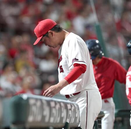 ８回を終え、選手交代を告げた新井監督はベンチに戻る（撮影・北村雅宏）
