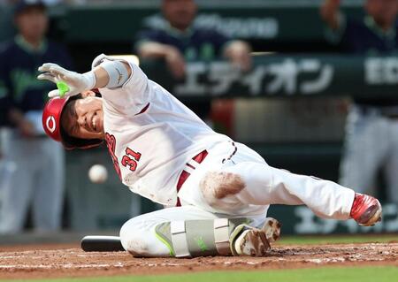 ４回、死球を受ける坂倉（撮影・北村雅宏）