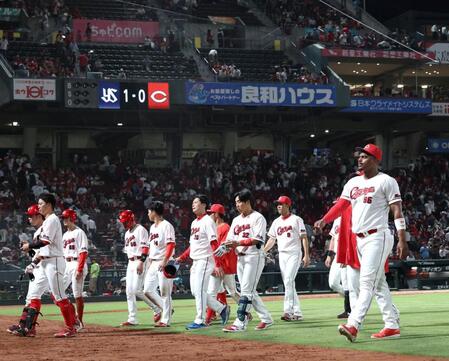 ヤクルトに敗れ、肩を落とす広島ナイン（撮影・北村雅宏）