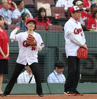 始球式を務める松井一實広島市長（右）と横田美香広島県知事（撮影・北村雅宏）