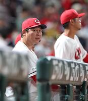 ８回、戦況を見守る新井監督（撮影・北村雅宏）