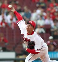 ヤクルト打線相手に力投する栗林（撮影・北村雅宏）