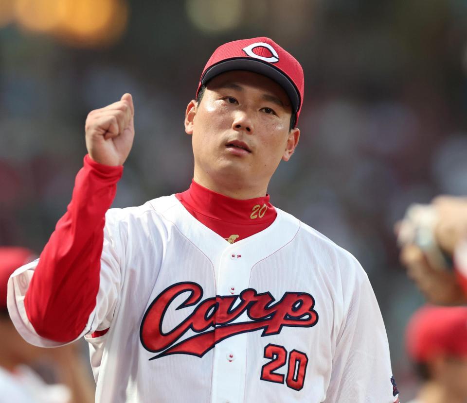 ５回、ヤクルト打線を三者凡退に抑え、野手陣を迎える栗林（撮影・北村雅宏）