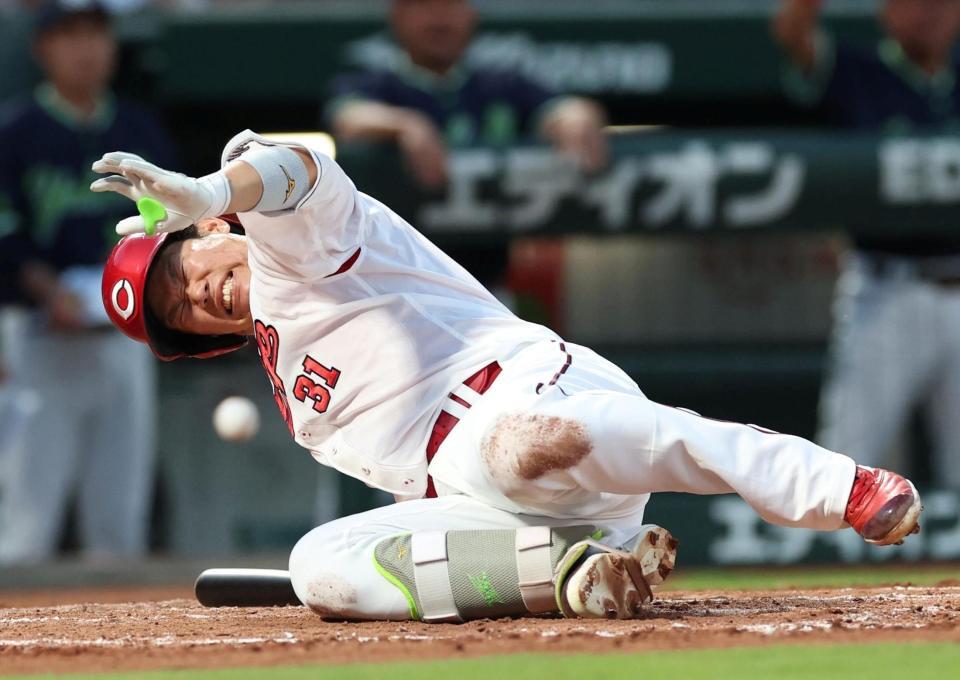４回、死球を受ける坂倉（撮影・北村雅宏）