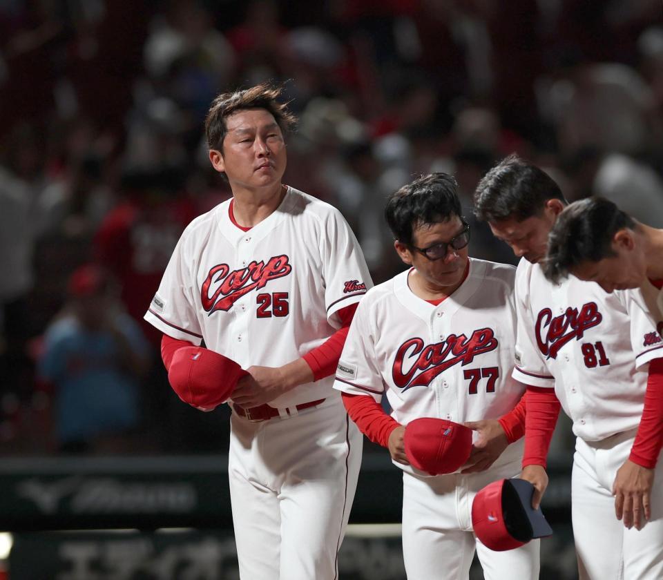 ヤクルトに敗れ、ファンにあいさつする新井監督（左）＝撮影・北村雅宏