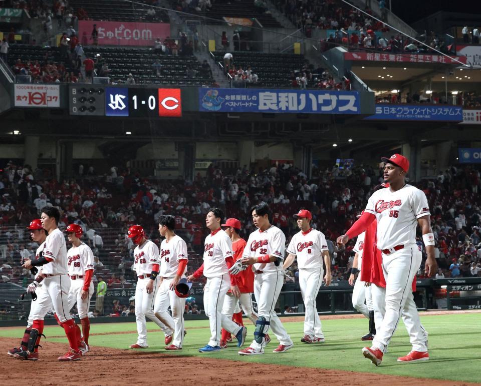 ヤクルトに敗れ、肩を落とす広島ナイン（撮影・北村雅宏）