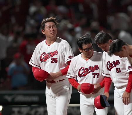 ヤクルトに敗れ、ファンにあいさつする新井監督（左）＝撮影・北村雅宏