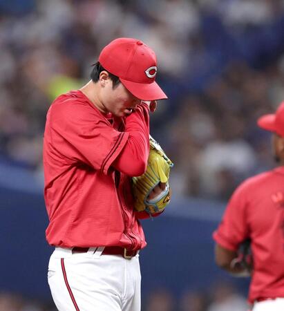 ４回、マウンドで汗を拭う森下（撮影・北村雅宏）