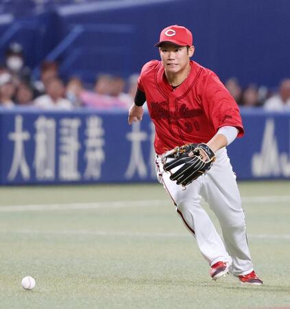 ４回、田中の打球をファンブルする坂倉
