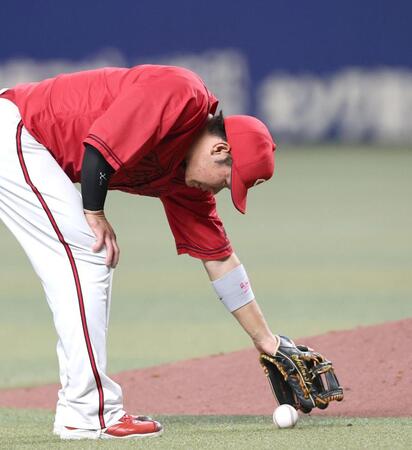 ４回、田中のゴロをファンブルし、ボールを拾う坂倉（撮影・北村雅宏）