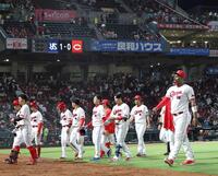 ヤクルトに敗れ、肩を落とし引き揚げる広島ナイン（撮影・北村雅宏）