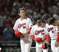 ファンにあいさつする新井監督（左）