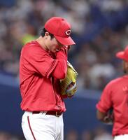 ４回、マウンドで汗を拭う森下（撮影・北村雅宏）