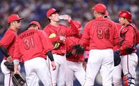 ４回、ピンチでマウンドに集まる森下（中央）ら広島ナイン