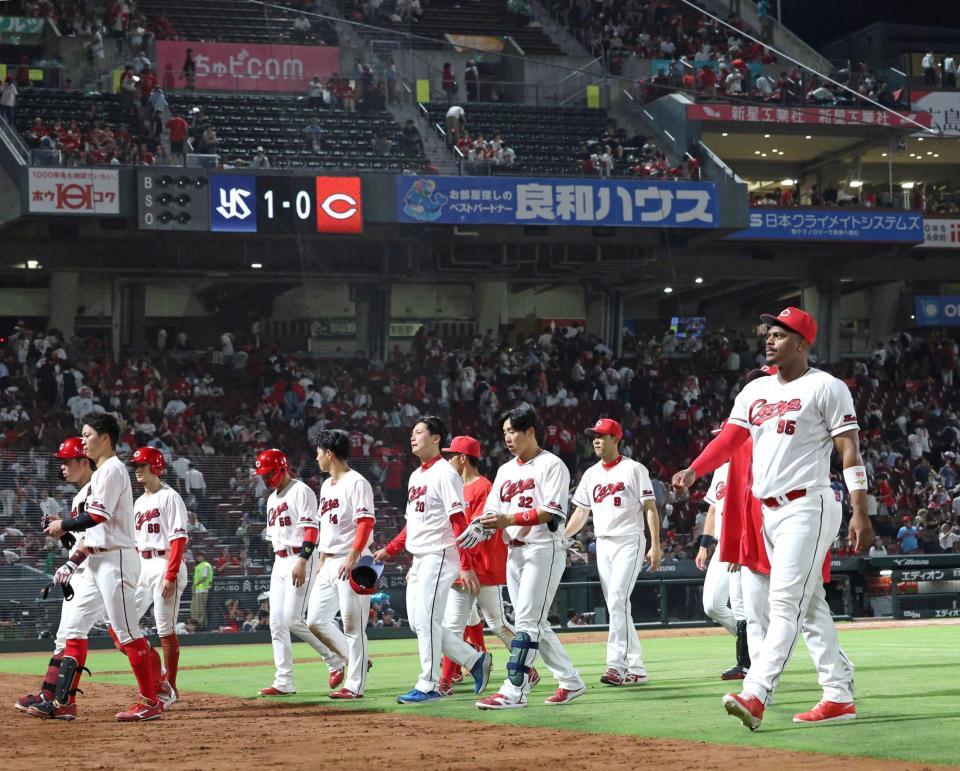 ヤクルトに敗れ、肩を落とし引き揚げる広島ナイン（撮影・北村雅宏）