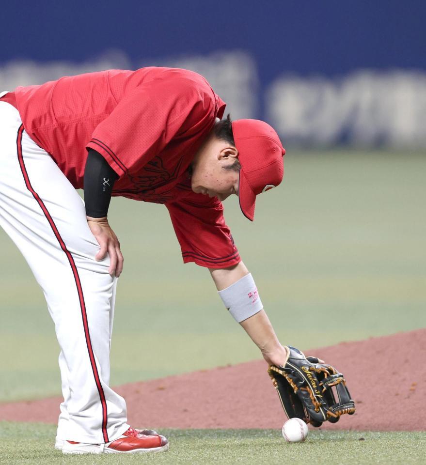 ４回、田中のゴロをファンブルし、ボールを拾う坂倉（撮影・北村雅宏）