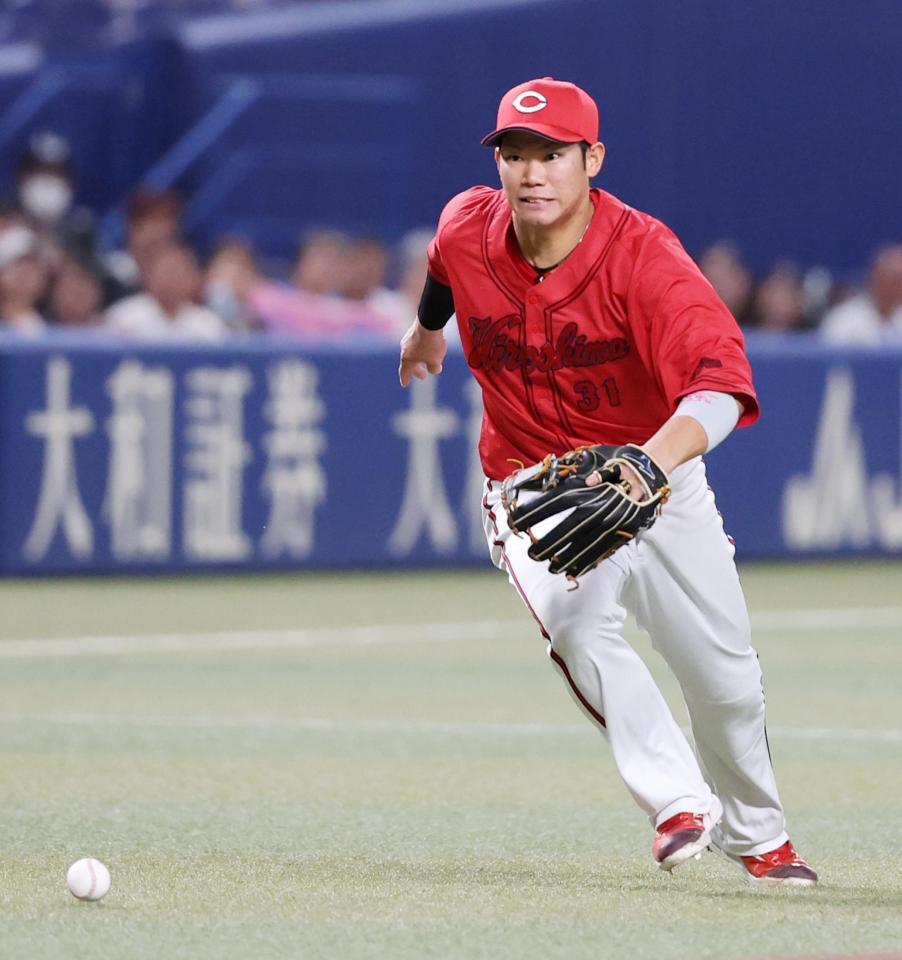 ４回、田中の打球をファンブルする坂倉