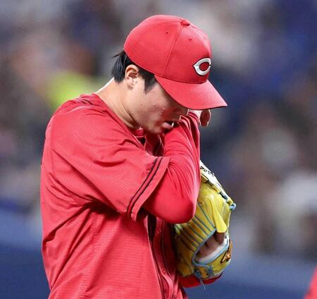 ４回、マウンドで汗を拭う森下（撮影・北村雅宏）