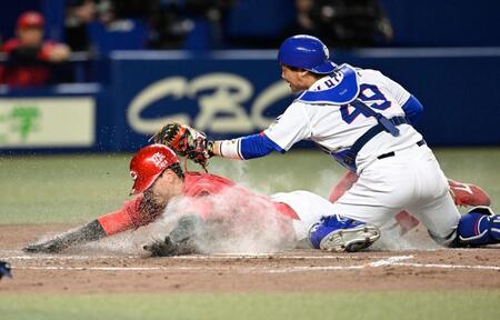 ５回、石原の左翼線二塁打で大盛が本塁を狙うがタッチアウト。捕手加藤
