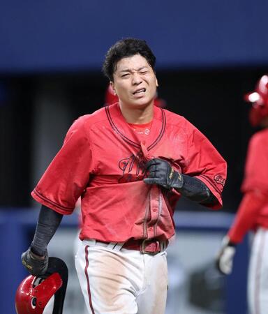 ５回、大盛の本塁タッチアウト判定に対し、新井監督がリクエストを要求。一端ベンチに戻る大盛（撮影・北村雅宏）