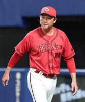 ７回の攻撃を終え、選手交代を告げた新井監督