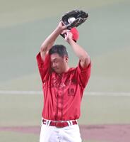 １回、汗を拭う森（撮影・北村雅宏）