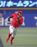 ５回、石原の二塁打で激走する一走・大盛（撮影・北村雅宏）