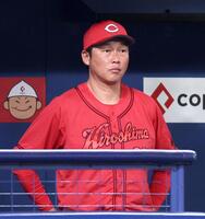 厳しい表情で試合を見つめる新井監督