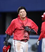５回、大盛の本塁タッチアウト判定に対し、新井監督がリクエストを要求。一端ベンチに戻る大盛（撮影・北村雅宏）