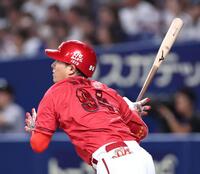 ５回、適時打を放つ佐藤啓（撮影・北村雅宏）