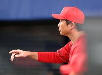 ５回、大盛の本塁タッチアウト判定に、リクエストする新井監督（撮影・北村雅宏）