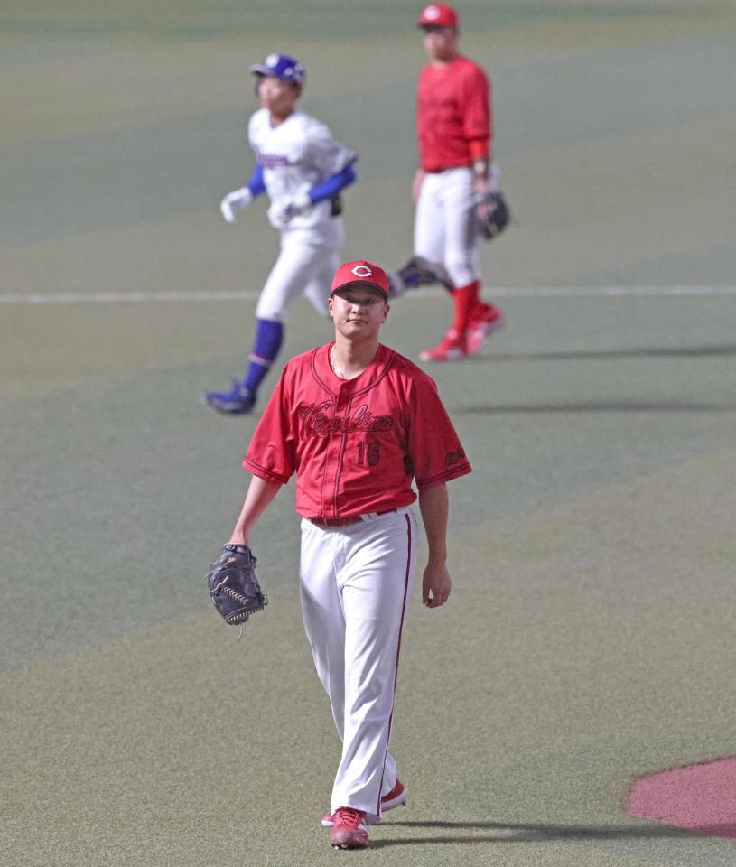 １回、岡林に先制ソロを浴びた森（手前）＝撮影・北村雅宏