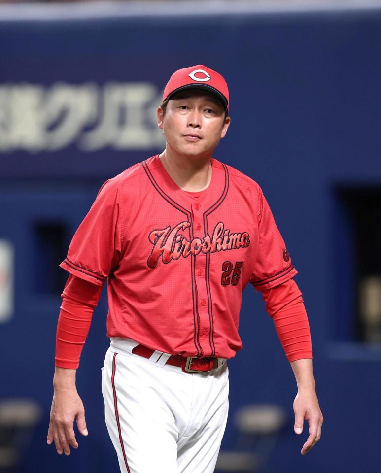 ６回の攻撃を終え、選手交代を告げた新井監督はベンチに戻る（撮影・北村雅宏）