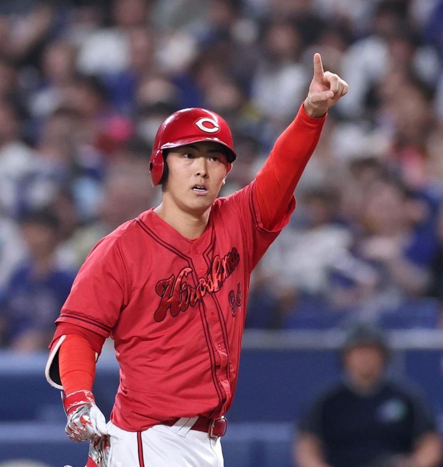 ５回、適時打を放った佐藤啓は指を突き出す（撮影・北村雅宏）