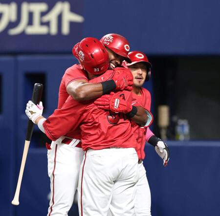 ６回、逆転となる３ランを放ち、坂倉（手前）と抱き合うファビアン（撮影・北村雅宏）