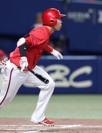 ９回、２点適時打を放つ秋山（撮影・北村雅宏）
