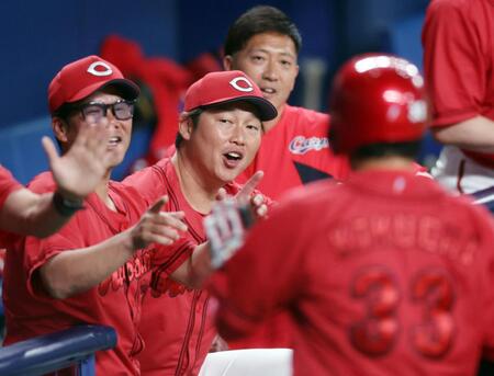 ６回、逆転３ランを放ったファビアン（手前）を迎える新井監督