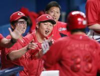 ６回、逆転３ランを放ったファビアン（手前）を迎える新井監督