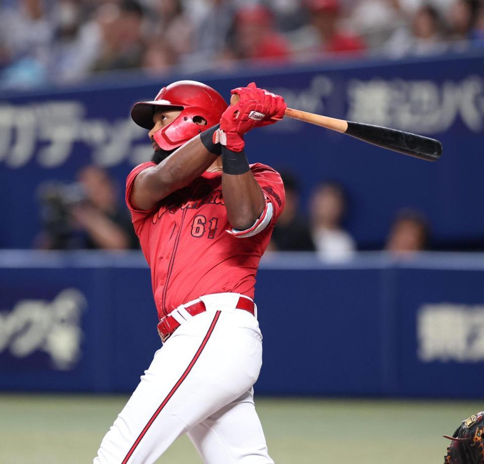 ６回、逆転となる３ランを放つファビアン（撮影・北村雅宏）