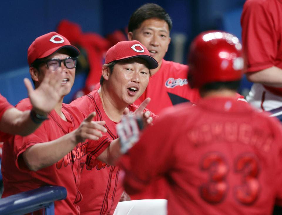 ６回、逆転３ランを放ったファビアン（手前）を迎える新井監督