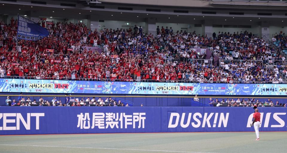６回、逆転３ランを放ったファビアンは左翼スタンドのファンの声援に応える（撮影・北村雅宏）