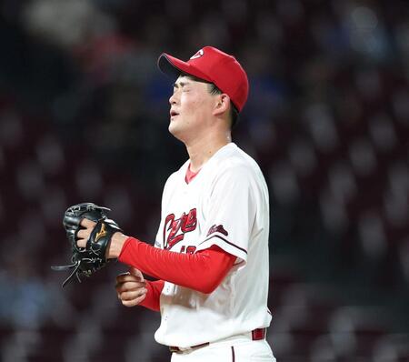 ５回途中、ピンチを迎え、顔をしかめる岡本（撮影・北村雅宏）