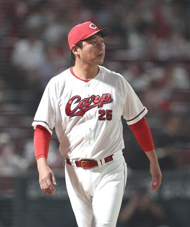 ５回、先発・岡本の交代を告げた新井監督（撮影・北村雅宏）