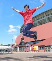 ジャンプするＴＳＳ・廣瀬蓮アナウンサー（撮影・北村雅宏）