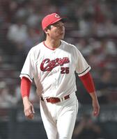 ５回、先発・岡本の交代を告げた新井監督（撮影・北村雅宏）