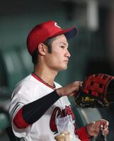 ＤｅＮＡに敗れ、ベンチで肩を落とす名原（撮影・北村雅宏）