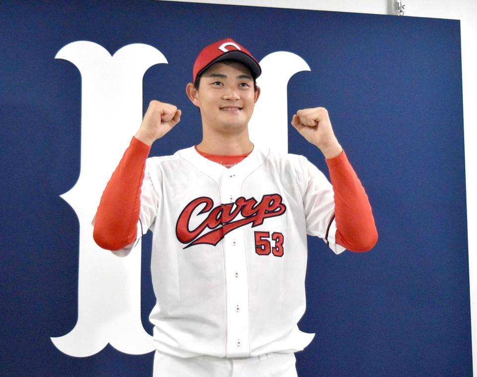 監督選抜でオールスターに選出され、ガッツポーズをする岡本（撮影・高橋涼太朗）