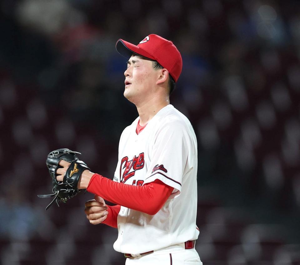 ５回途中、ピンチを迎え、顔をしかめる岡本（撮影・北村雅宏）