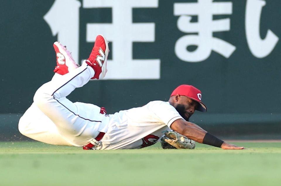２回、梶原の飛球を好捕するファビアン（撮影・北村雅宏）